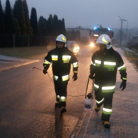 Neutralizacja plamy oleju na ulicy Woszczyckiej - 18 grudnia 2016

