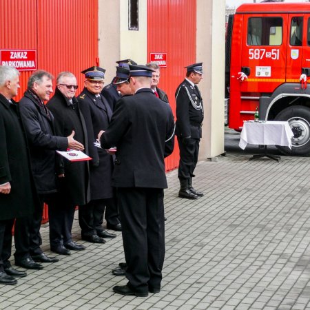 Uroczystość przekazania i poświęcenia nowego wozu strażackiego