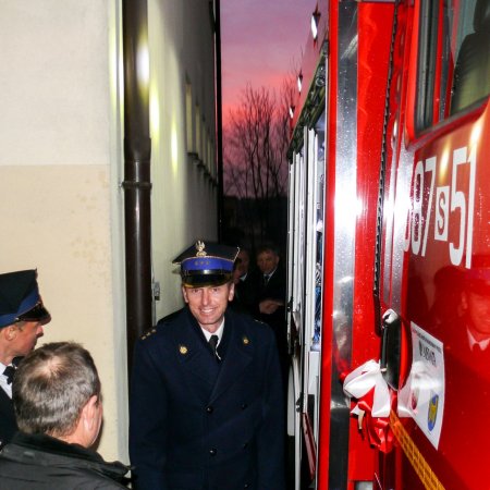 Uroczystość przekazania i poświęcenia nowego wozu strażackiego
